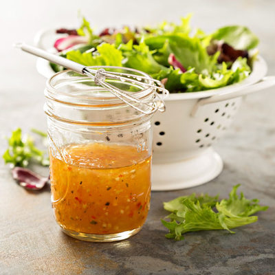 talian dressing is a salad dressing, similar to a vinaigrette, that contains oil, vinegar or lemon juice, bell pepper, sweetener, herbs, and spices.