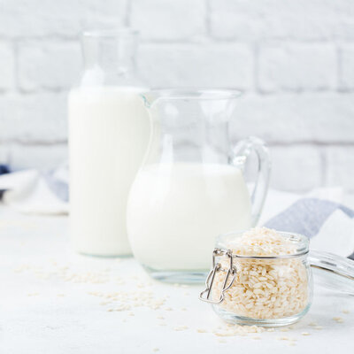 Rice milk is a plant-based alternative to cow’s milk made by processing white or brown rice.