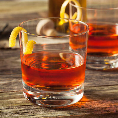 Rye whiskey is a distilled alcoholic drink of American origin made from fermented rye and aged in oak barrels.