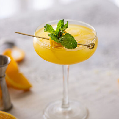 A Valencia fizz is a mocktail, or alcohol-free cocktail, that contains orange juice, lemon juice, soda, sliced lemon, and sugar.