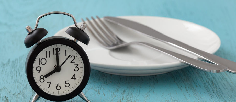 Intermittent fasting (IF) consists of alternating between periods of abstaining from eating and periods of eating regularly