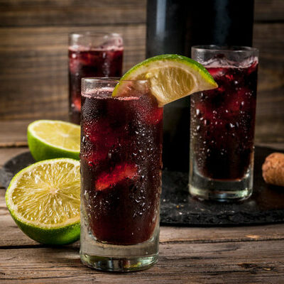 Kalimotxo is a cocktail of Spanish origin in which red wine and Coca Cola are mixed in equal parts.